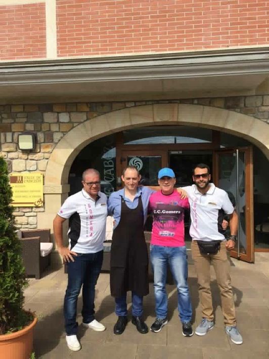 Club Ciclista La Gomera en el Hotel Valle de Cabezón durante Los 10.000 del Soplao, prueba ciclista en Cantabria